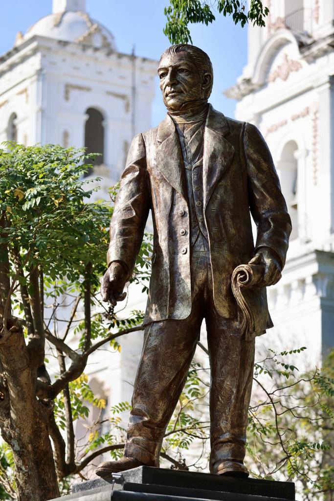 Devela Evelyn Salgado y Norma Otilia Hernández el monumento del General Nicolás Bravo Rueda en el zócalo de Chilpancingo