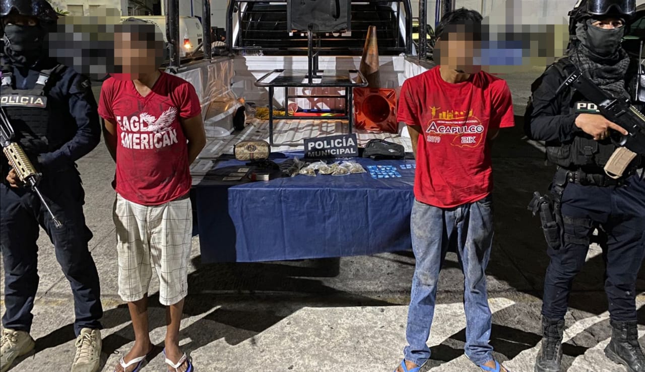 Aseguran policías municipales a dos hombres en Palma Sola.