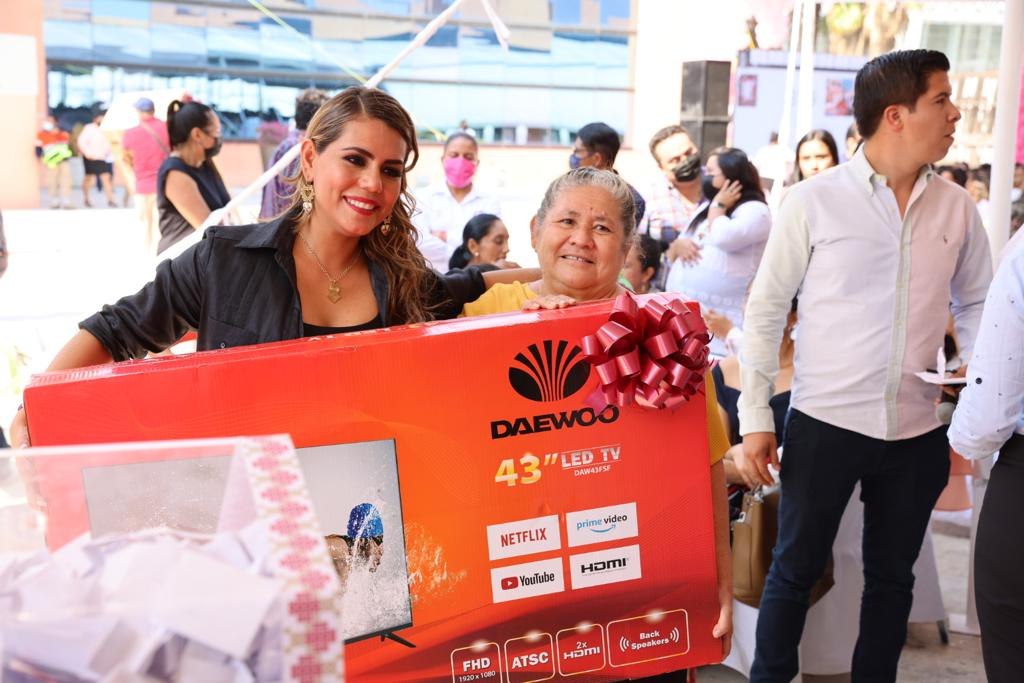 Celebra Evelyn Salgado el “Día de las Madres” con trabajadoras del Gobierno del Estado.<br>