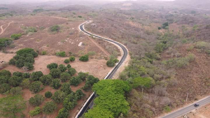 Con inversión de 2 millones 825 mil pesos, estamos pavimentando 4 kilómetros de la carretera Capulín Chocolate en el municipio de Marquelia.<br>