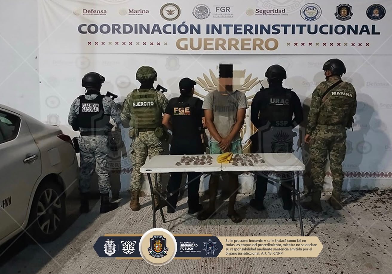 Policía Estatal detiene a dos hombres y asegura 73 bolsitas de probable marihuana en Acapulco